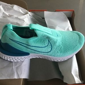New Kid’s Nike Epic Phantom React Flyknit size 7Y